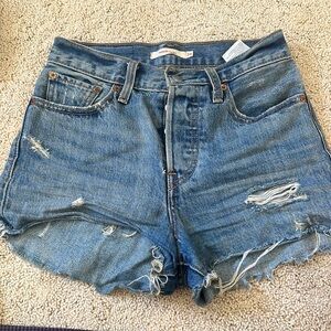LEVI WEDGIE SHORT MED WASH
